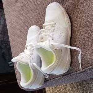 Girls nike cheer shoes Y3